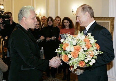 Володимир Путін вітає Бориса Моїсеєва. Фото: valhalla.ulver.com