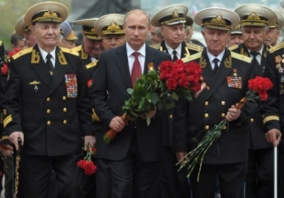 Евросоюз осуждает приезд Путина на военный парад в Крыму 