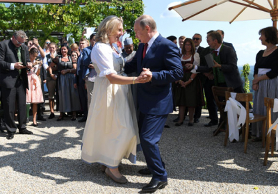 Глава МИД Австрии говорит, что не жалеет о визите Путина на ее свадьбу