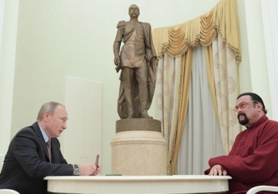 Стивен Сигал получил от Путина российский паспорт