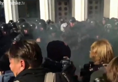 Под Радой столкновения: митингующие начали бить окна первого этажа, - трансляция