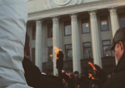 Мітингувальники під Радою підпалили смолоскипи, - відео