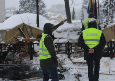 Правоохранители оцепили территорию возле Рады, где коммунальщики разбирают палатки