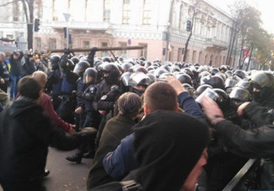 Столкновения под Радой: полиция применила газ, - ВИДЕО