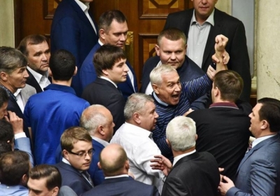 Парасюк подрался с Насировым после голосования за Конституцию
