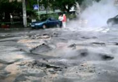 Зустрічаємо Євро: на центральних вулицях Києва провалилася дорога