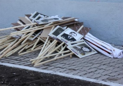 После парада на Красной площади люди выбрасывали на помойку портреты 