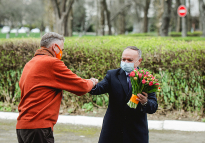 Посол Нидерландов подарил украинским врачам 600 горшков тюльпанов