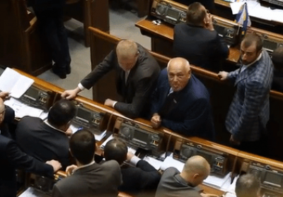 Депутат Река показав язика журналістам, які знімали роботу Верховної Ради


