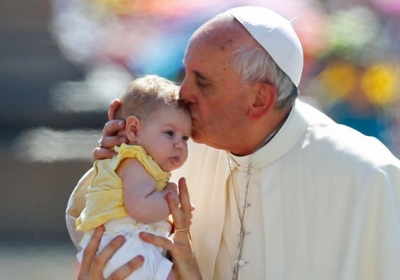 Папа Римський охрестив позашлюбну дитину