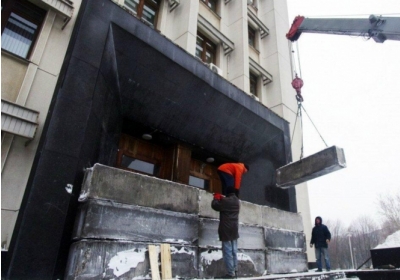 Одеська влада забарикадувала вхід в облдержадміністрацію бетонними блоками