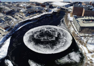 На реке в штате Мэн образовался ледяной диск диаметром около 100 метров
