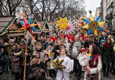 На Різдво до Львова: місто зі смаком пампуха у вирі святкових звізд