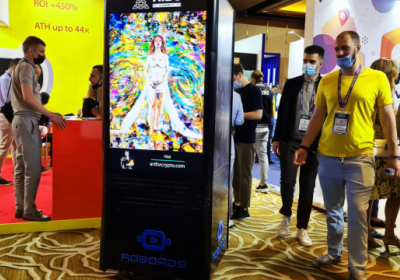 Дубайська компанія створила робота-рекламника