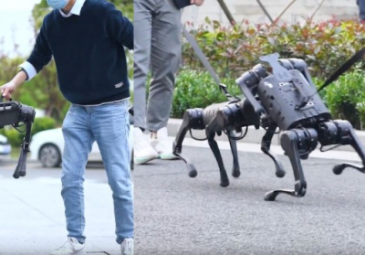 Китайський стартап випустив робота-собаку. Він біжить біля господаря і несе його речі