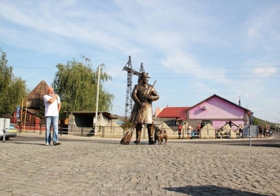 Открытие памятника "рому-хозяину" Фото: facebook.com/ViktorBaloga