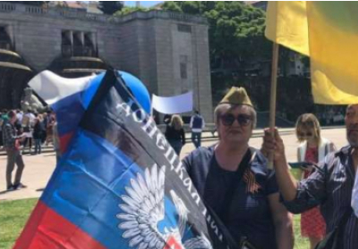 Делегация России на Евровидении несла флаги 