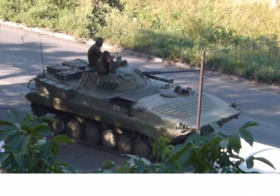 Російські військові вторглися на Луганщину: у колоні 19 танків, 4 