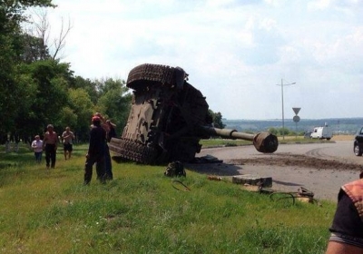 В Белгородской области перевернулся танк, который следовал к украинской границе, - фото 
