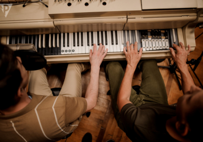 Український гурт записав пісню на роялі, в який вбудували 20 різних інструментів, - ВІДЕО