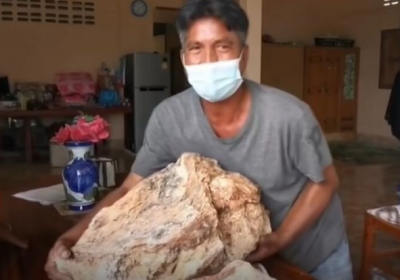 Рыбак из Таиланда Наронг Петчхарай держит в руках 30-килограммовый кусок амбры, 30 сентября 2021 Фото: AP / скриншот с видео