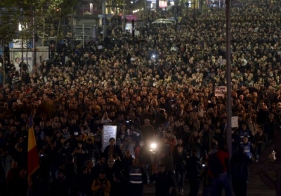 Более 20 тыс. человек вышли в Бухаресте на митинг против коррупции после гибели людей в ночном клубе