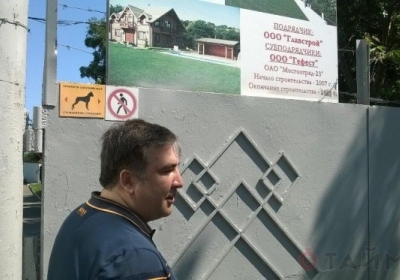 Саакашвили взял штурмом резиденцию экс-нардепа на Трассе здоровья, - фото