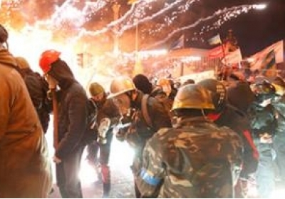 На Майдане тушат пожар возле памятника защитникам Киева