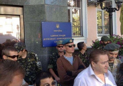 Самооборона Майдана пикетирует Госпогранслужбу: их поливают водой