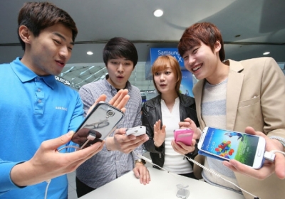 Samsung почав тестове виробництво тристоронніх дисплеїв