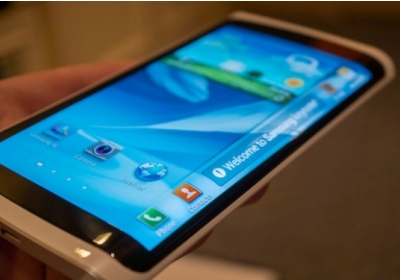 Samsung виготовляє смартфон з тристороннім дисплеем, -  Bloomberg
