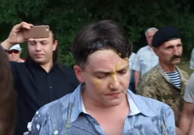 Савченко закидали яйцями в Миколаєві
