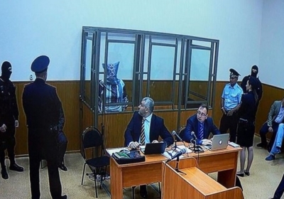 Надежда Савченко одела на голову мешок. Фото: twitter.com/mark_feygin
