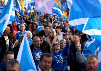 Десятки тысяч людей прошли маршем в поддержку независимости Шотландии в Эдинбурге