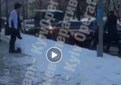 В Киеве боксер подрался с подростками, которые забросали его автомобиль снегом, - ВИДЕО