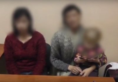 Две гражданки России с ребенком пешком пришли в Украину и попросили статус беженцев, - ВИДЕО