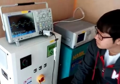 Південнокорейські вчені створили бездротову батарею, яка одночасно заряджає 40 смартфонів