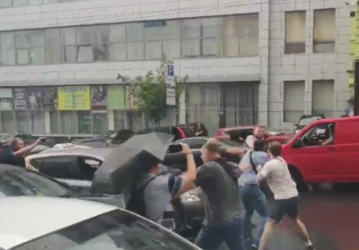 После допроса в ГБР на автомобиль Порошенко напали неизвестные, - ВИДЕО