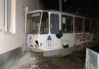 У Львові невідомий на трамваї в'їхав у будинок (фото)