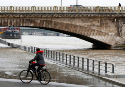 Уровень воды в Сене достиг пика, в Париже затоплены дороги, закрыты семь станций метро