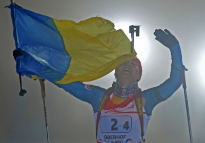 Віта Семеренко, член жіночої команди України з біатлону, святкує перемогу на четвертому етапі Кубка світу з біатлону в німецькому містечку Обергоф, 3 січня. Фото: AFP