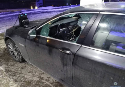 В Киеве полиция разыскивает троих грабителей на Porsche Cayenne, которые похитили у водителя на АЗС 4 млн