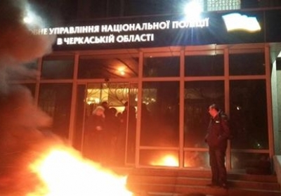 Черкасские активисты штурмовали управление полиции из-за скандального назначения его начальника, - ВИДЕО