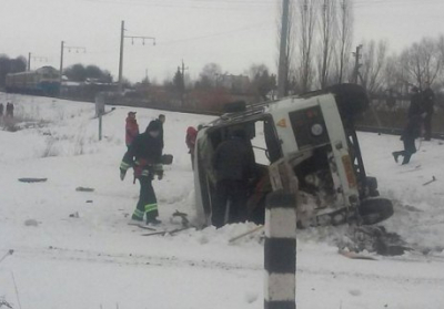 В Винницкой области столкнулись электропоезд и автобус, погиб водитель