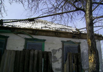 Боевики обстреляли из 152-мм артиллерии поселок Подлесное, один снаряд попал в дом