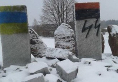 МЗС Польщі вимагає покарати вандалів, що зруйнували пам’ятник полякам на Львівщині