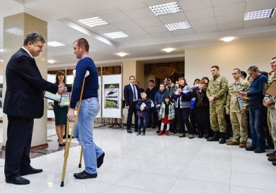 Порошенко в Николаеве вручил ордера на квартиры для семей 15 участников АТО