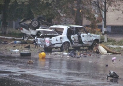 В Шостке у отделения милиции взорвали два автомобиля - фото, видео