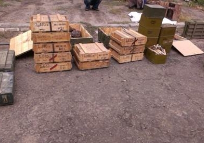 На Луганщині СБУ вилучила одну з найбільших за час АТО схованок зі зброєю, - фото