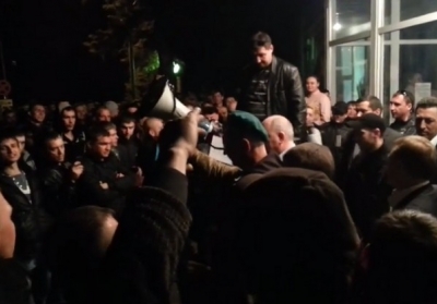300 шахтеров и митингующих продолжают блокировать шахту Ахметова